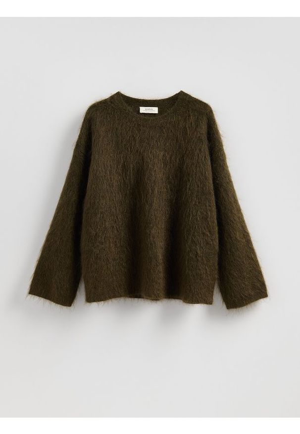Reserved - Sweter z moherem - oliwkowy. Kolor: oliwkowy. Materiał: moher