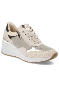 Beżowe Sneakersy Marco Tozzi Stylowe Obuwie Damskie Na Koturnie. Kolor: beżowy. Materiał: materiał. Wzór: nadruk. Obcas: na koturnie