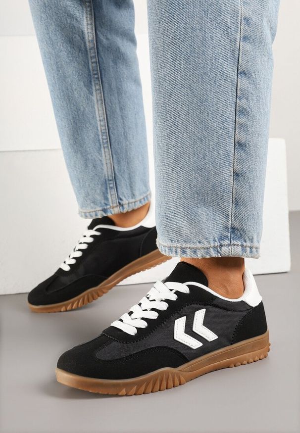 Born2be - Czarne Sneakersy w Stylu Klasycznych Tenisówek z Ozdobnymi Przeszyciami Napilia. Okazja: na spotkanie biznesowe. Kolor: czarny. Materiał: jeans, skóra