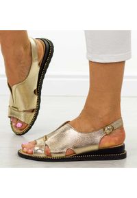 Złote skórzane sandały damskie na koturnie Filippo Ds4470/26. Okazja: na co dzień, na spacer, na imprezę. Kolor: złoty. Materiał: skóra. Sezon: wiosna, lato. Obcas: na koturnie. Styl: elegancki, klasyczny, wakacyjny, casual #1