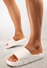 Born2be - Białe Piankowe Klapki na Grubej Podeszwie Aplia. Okazja: na co dzień. Kolor: biały. Styl: wakacyjny, casual #6