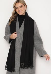 Born2be - Czarny Szalik z Bawełną i Wiskozą Ozdobiony Frędzlami Siadortia. Okazja: na co dzień, na spotkanie biznesowe. Kolor: czarny. Materiał: bawełna, wiskoza. Wzór: aplikacja. Styl: klasyczny, casual, elegancki, biznesowy #1