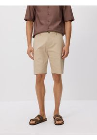 Reserved - Szorty chino regular fit - beżowy. Kolor: beżowy. Materiał: tkanina, bawełna