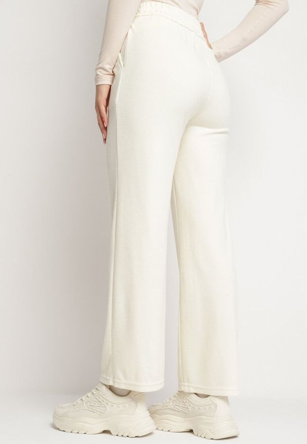 Born2be - Jasnobeżowe Szerokie Spodnie z Wiskozą Wysokim Stanem i Gumka w Pasie Iritta. Okazja: na co dzień. Stan: podwyższony. Kolor: beżowy. Materiał: wiskoza. Styl: casual, elegancki