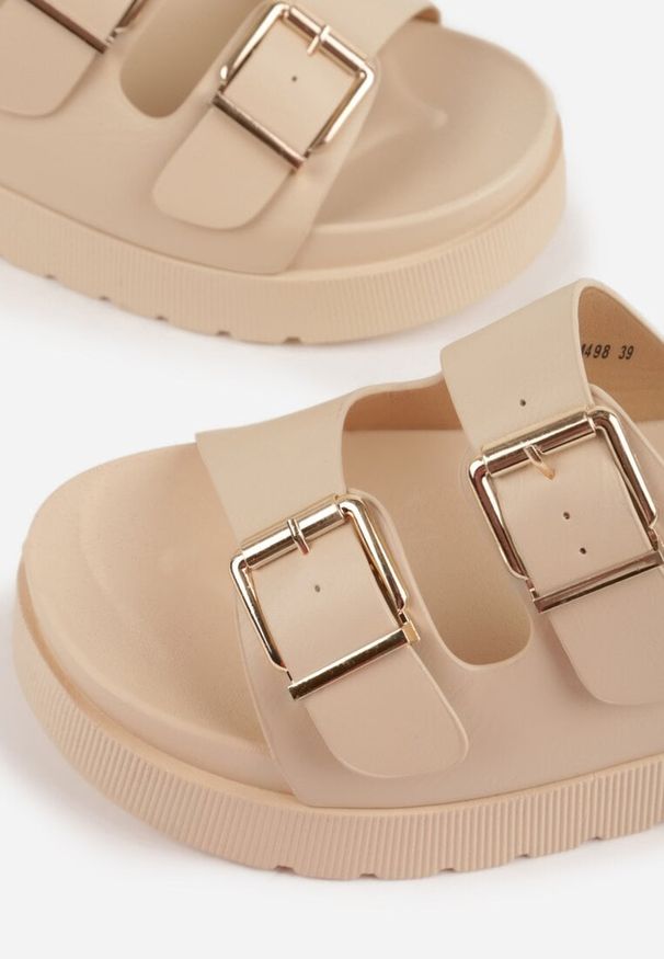 Renee - Beżowe Klapki na Platformie Ozdobione Metalicznymi Klamrami Galisiphe. Kolor: beżowy. Wzór: aplikacja. Sezon: wiosna, lato. Obcas: na platformie