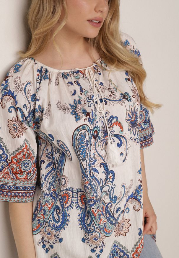 Born2be - Niebieska Wiskozowa Bluzka w Etniczny Wzór z Frędzlami w Stylu Boho Raimine. Okazja: do pracy, na co dzień. Kolor: niebieski. Materiał: wiskoza. Wzór: gładki. Styl: boho