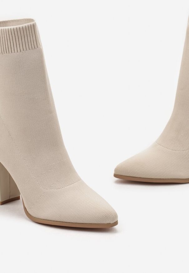 Born2be - Beżowe Botki na Słupku ze Skarpetkową Cholewką i Noskiem w Szpic Elorina. Kolor: beżowy. Szerokość cholewki: normalna. Obcas: na słupku. Styl: elegancki