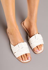 Renee - Białe Klapki z Ozdobnymi Paskami Silferia. Okazja: na co dzień. Kolor: biały. Materiał: jeans. Wzór: paski. Sezon: lato. Obcas: na obcasie. Styl: casual. Wysokość obcasa: niski