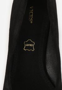 Renee - Czarne Czółenka Vices z Wkładką z Naturalnej Skóry i Metalowymi Akcentami Jorinna. Kolor: czarny. Materiał: skóra. Obcas: na obcasie. Styl: elegancki, klasyczny. Wysokość obcasa: średni #4