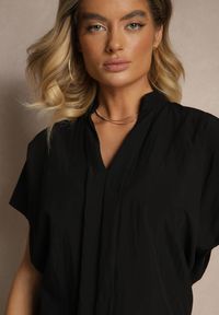 Renee - Czarna Bluzka Oversize z Wiskozą o Kroju Nietoperz z Dekoltem w Serek Davithiel. Okazja: na co dzień. Typ kołnierza: dekolt w serek. Kolor: czarny. Materiał: wiskoza. Styl: elegancki, casual #4