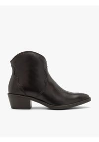 Ryłko - Bordowe krótkie kowbojki na obcasie. Zapięcie: zamek. Kolor: czerwony. Szerokość cholewki: normalna. Wysokość cholewki: za kostkę. Materiał: skóra. Sezon: wiosna, jesień. Obcas: na obcasie. Styl: street. Wysokość obcasa: średni #1