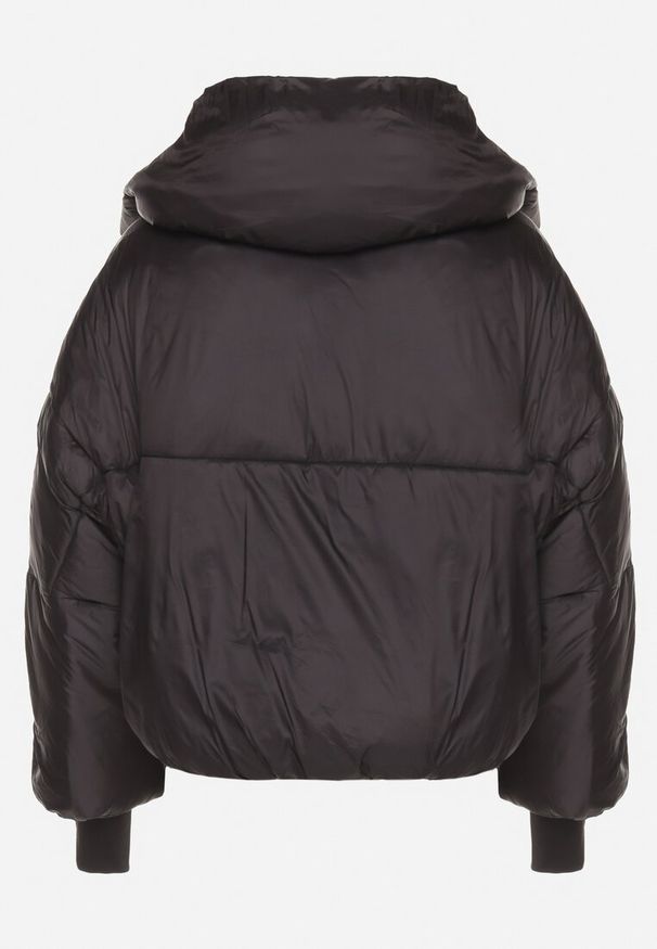 Born2be - Czarna Pikowana Kurtka o Nietoperzowym Kroju z Szerokim Kołnierzem Neandria. Okazja: na co dzień, do pracy. Kolor: czarny. Materiał: jeans. Długość: krótkie. Styl: casual, elegancki