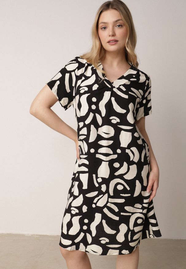 Born2be - Czarna Pudełkowa Sukienka z Wiskozy z Dekoltem w Serek w Abstrakcyjny Wzór Cresom. Okazja: na co dzień. Typ kołnierza: dekolt w serek. Kolekcja: plus size. Kolor: czarny. Materiał: wiskoza. Sezon: lato. Typ sukienki: dla puszystych, proste. Styl: casual