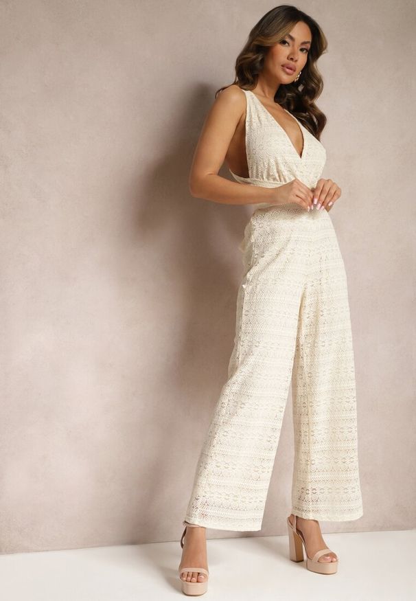 Renee - Jasnobeżowy Długi Kombinezon Ażurowy z Kopertową Górą Bez Rękawów Ancrida. Okazja: na co dzień, na imprezę. Kolor: beżowy. Długość rękawa: bez rękawów. Długość: długie. Wzór: ażurowy. Styl: casual, elegancki