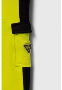 Guess spodnie dresowe bawełniane dziecięce kolor zielony wzorzyste. Stan: podwyższony. Kolor: zielony. Materiał: bawełna, dresówka #2