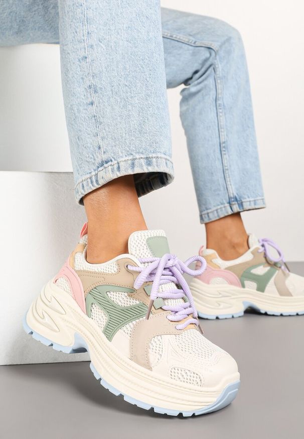 Born2be - Jasnobeżowe Sneakersy na Grubej Tłoczonej Podeszwie z Geometrycznym Motywem Soloria. Okazja: na co dzień. Zapięcie: sznurówki. Kolor: beżowy. Materiał: jeans. Wzór: geometria