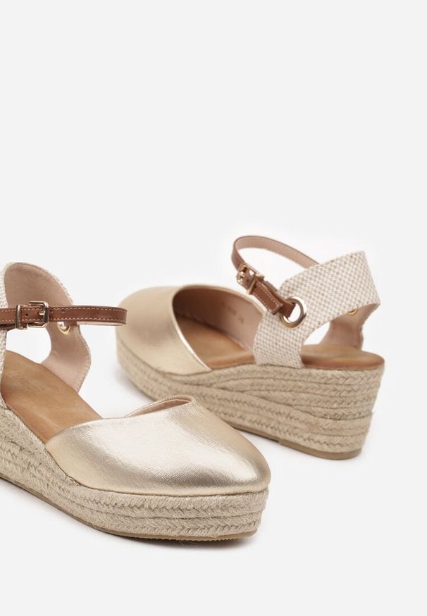 Renee - Złote Sandały z Plecionką na Koturnie w Stylu Espadryli Effilania. Okazja: na co dzień. Zapięcie: sprzączka. Kolor: złoty. Sezon: lato. Obcas: na koturnie. Styl: klasyczny, elegancki, casual