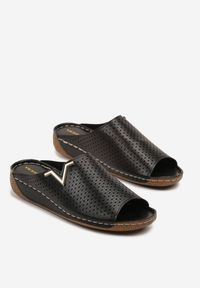 Born2be - Czarne Klapki Vices z Perforowaną Cholewką Sarianae. Okazja: na co dzień. Kolor: czarny. Styl: elegancki, casual #6