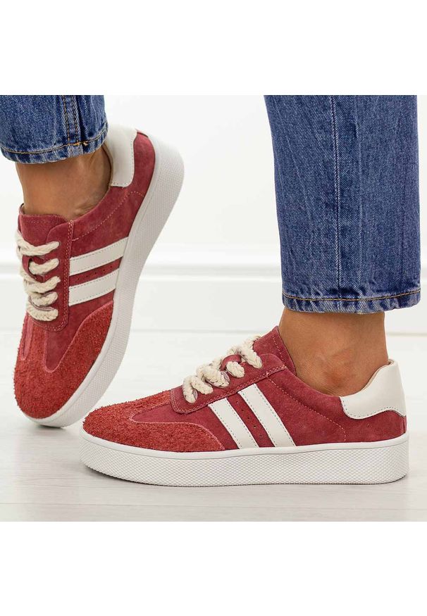 Bordowe skórzane półbuty damskie Filippo Dp7512/26. Okazja: na co dzień, na spacer. Kolor: czerwony. Materiał: nubuk, skóra. Szerokość cholewki: normalna. Sezon: wiosna, lato, jesień. Obcas: na płaskiej podeszwie. Styl: casual, klasyczny, elegancki