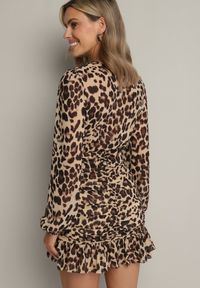 Born2be - Ciemnobeżowa Panterkowa Sukienka z Dekoltem w Serek Zdobiona Drapowaniem i Falbankami Melobria. Okazja: na co dzień. Typ kołnierza: kołnierz z falbankami, dekolt w serek. Kolor: beżowy. Wzór: aplikacja. Typ sukienki: dopasowane. Styl: casual, elegancki, klasyczny #3