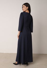 Born2be - Granatowa Kopertowa Sukienka Wieczorowa z Metaliczną Aplikacją w Talii Henalana. Okazja: na imprezę. Typ kołnierza: dekolt w serek. Kolor: niebieski. Wzór: aplikacja. Typ sukienki: kopertowe. Styl: wizytowy #6