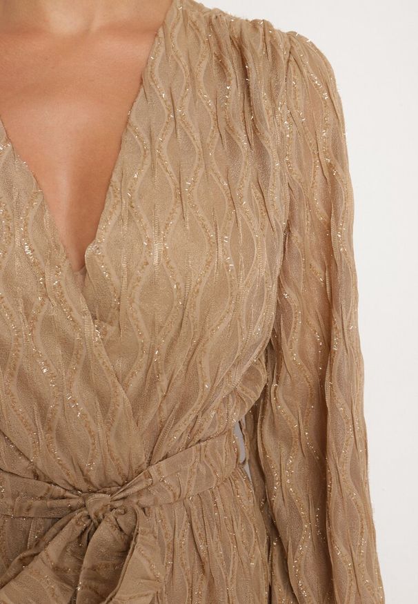 Born2be - Ciemnobeżowy Kombinezon o Kopertowym Kroju Zdobiony Błyszczącą Nitką i Wiązany w Pasie Venvina. Kolor: beżowy. Materiał: skóra. Wzór: aplikacja. Styl: elegancki