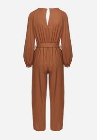 Born2be - Brązowy Bawełniany Kombinezon o Kopertowym Kroju z Paskiem i Gumką w Talii Mirrira. Kolor: brązowy. Materiał: bawełna. Długość rękawa: długi rękaw. Długość: długie. Styl: klasyczny, elegancki #3
