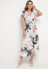 Born2be - Biało-Czarna Sukienka w Kwiaty o Kopertowym Kroju z Wiązanym Paskiem Redanae. Okazja: na co dzień. Kolor: czarny. Wzór: kwiaty. Typ sukienki: kopertowe. Styl: elegancki, casual #1