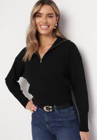 Born2be - Czarny Sweter z Golfem Zapinanym na Zamek Tihanas. Typ kołnierza: golf. Kolor: czarny. Materiał: materiał. Wzór: jednolity