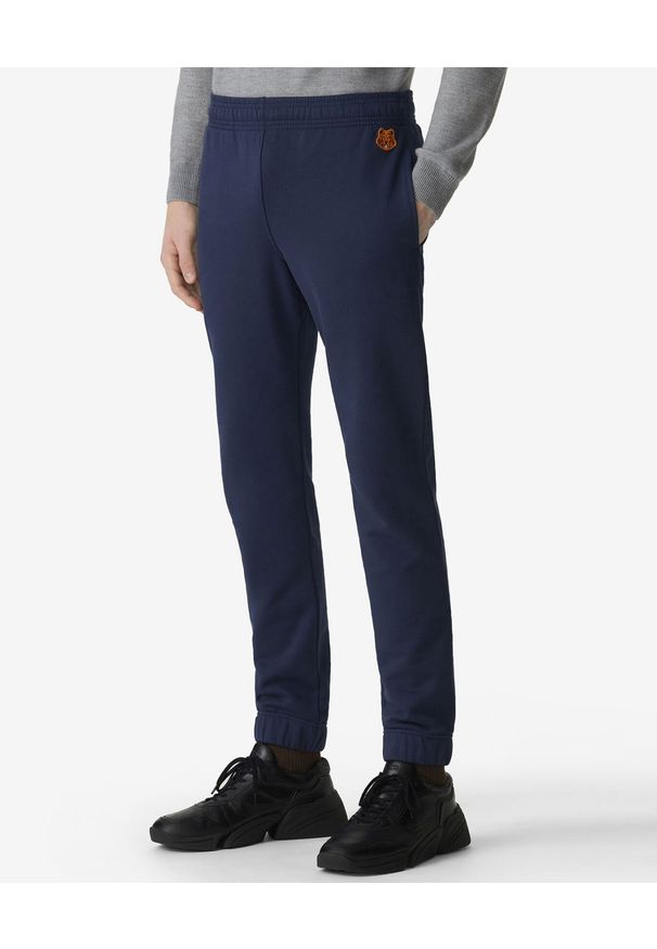 Kenzo - KENZO - Granatowe spodnie jogger Tiger Crest. Kolor: niebieski. Materiał: dresówka, bawełna. Wzór: aplikacja