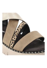 Sandały damskie Rieker, cholewka ze skóry ekologicznej z ozdobnymi paskami i motywem zwierzęcym regulowane zapięcie na sprzączkę, multi, V1063-90. Okazja: na co dzień, na spacer. Zapięcie: pasek. Kolor: beżowy. Materiał: skóra ekologiczna. Wzór: motyw zwierzęcy. Sezon: lato. Styl: elegancki, wakacyjny, casual #6