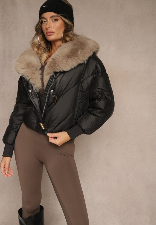 Renee - Czarna Pudełkowa Kurtka z Pikowanymi Przeszyciami i Kapturem z Futrem Ruvitta. Okazja: na co dzień. Kolor: czarny. Materiał: futro. Sezon: zima. Styl: casual, elegancki