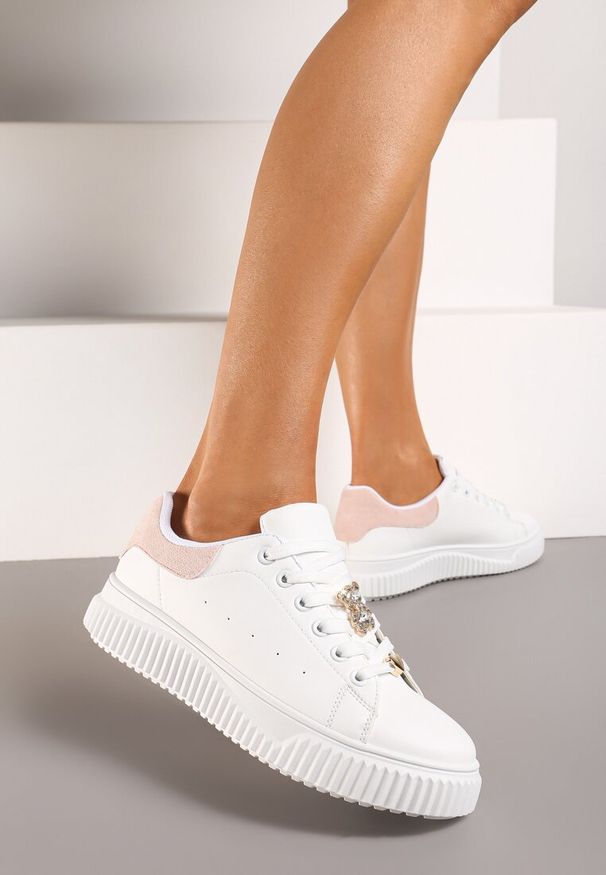 Born2be - Biało-Różowe Sneakersy na Grubej Podeszwie ze Wstawką z Ekozamszu i Aplikacją Metalowego Misia Mirnella. Okazja: na co dzień. Nosek buta: okrągły. Zapięcie: sznurówki. Kolor: biały. Materiał: materiał, jeans. Wzór: aplikacja. Obcas: na obcasie. Wysokość obcasa: niski