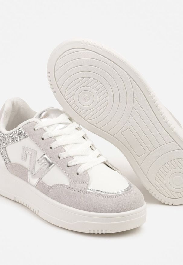 Renee - Biało-Szare Sneakersy Ozdobione Metalicznymi Aplikacjami i Brokatem Pilliossa. Okazja: na co dzień. Zapięcie: sznurówki. Kolor: biały. Materiał: jeans, skóra. Wzór: aplikacja. Obcas: na obcasie. Wysokość obcasa: niski
