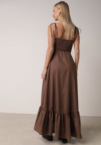 Born2be - Brązowa Bawełniana Sukienka o Rozkloszowanym Kroju na Wiązanych Ramiączkach Milalisa. Okazja: na co dzień. Typ kołnierza: dekolt gorset. Kolor: brązowy. Materiał: bawełna. Długość rękawa: na ramiączkach. Typ sukienki: gorsetowe. Styl: casual, klasyczny #4