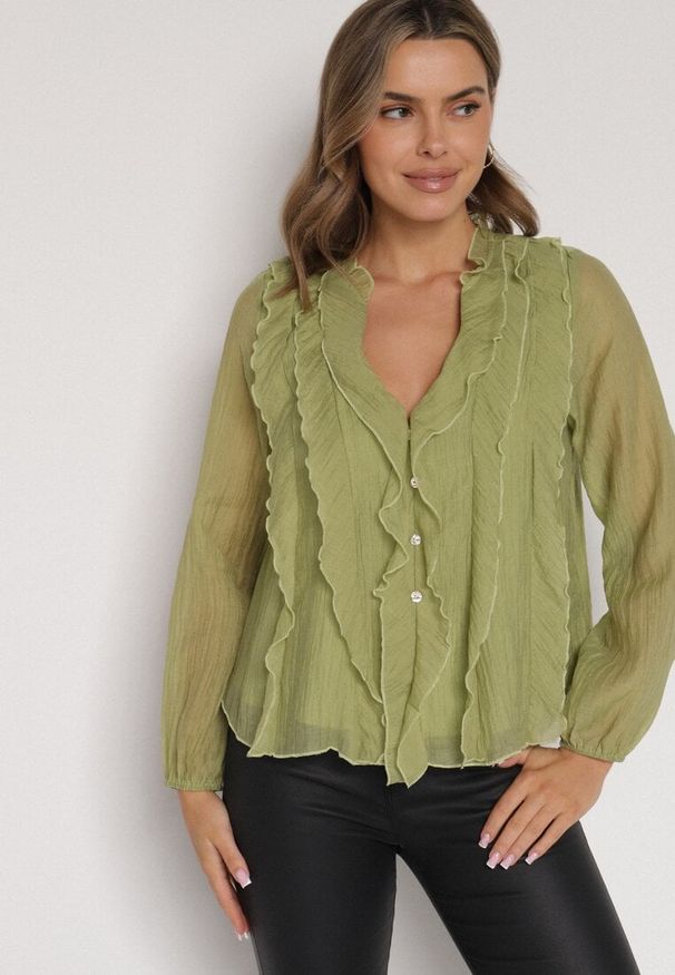 Born2be - Zielona Bluzka Koszulowa z Dekoltem w Serek Zdobiona Falbankami Nailiphis. Okazja: na co dzień, do pracy, na spotkanie biznesowe. Typ kołnierza: dekolt w serek, kołnierz z falbankami. Kolor: zielony. Materiał: jeans. Wzór: aplikacja. Styl: biznesowy, klasyczny, casual, elegancki