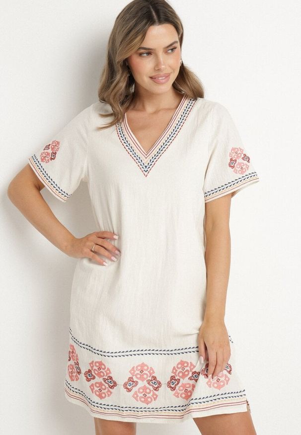 Born2be - Czerwona Sukienka Bawełniana o Pudełkowym Fasonie Ozdobiona Haftami Tirkio. Okazja: na co dzień. Typ kołnierza: dekolt w kształcie V. Kolor: czerwony. Materiał: bawełna. Wzór: haft, aplikacja. Styl: casual, elegancki