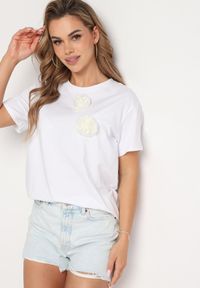 Born2be - Biały T-shirt z Bawełny z Aplikacją 3D w Kształcie Kwiatu Risandra. Okazja: na co dzień. Typ kołnierza: dekolt w kształcie V. Kolor: biały. Materiał: bawełna. Wzór: aplikacja, kwiaty. Styl: casual, klasyczny #7