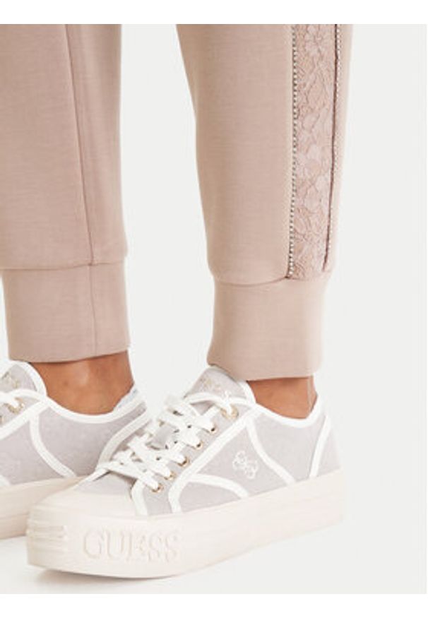 Guess Spodnie dresowe W6RB45 KBYE2 Beżowy Regular Fit. Kolor: beżowy. Materiał: syntetyk