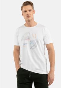Volcano - T-shirt z nadrukiem T-COSS. Kolor: biały. Materiał: materiał, bawełna. Długość rękawa: krótki rękaw. Długość: krótkie. Wzór: nadruk. Styl: klasyczny #1