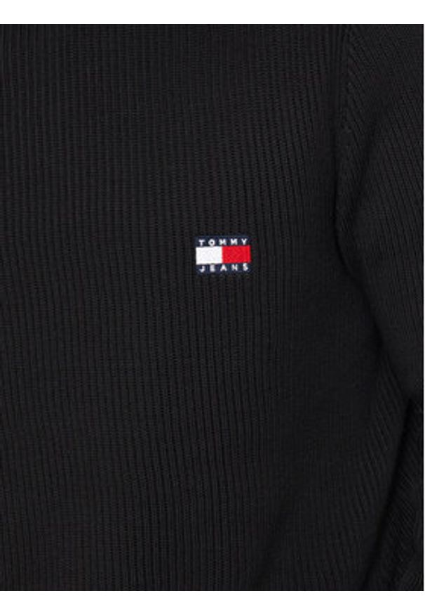 Tommy Jeans Golf Badge DM0DM19434 Czarny Slim Fit. Typ kołnierza: golf. Kolor: czarny. Materiał: syntetyk