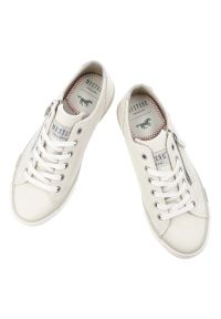 Trampki damskie Mustang, cholewka ze skóry ekologicznej perforowana konstrukcja sznurowanie uzupełnione bocznym zamkiem niska stabilna podeszwa zapew. Okazja: na co dzień. Zapięcie: sznurówki. Kolor: biały. Materiał: skóra ekologiczna. Szerokość cholewki: normalna. Styl: casual, elegancki, sportowy, klasyczny #5