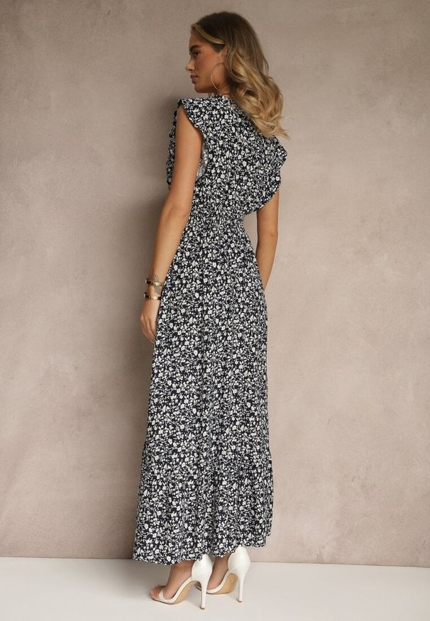 Renee - Granatowa Rozkloszowana Sukienka Zdobiona Falbanami i Kwiatowym Printem Aravee. Okazja: na spacer, na co dzień. Typ kołnierza: dekolt w serek. Kolor: niebieski. Wzór: nadruk, aplikacja, kwiaty. Sezon: lato. Styl: casual