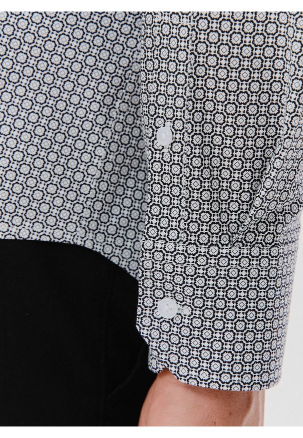 Pako Lorente - PAKO LORENTE – Ciemna koszula męska w geometryczny wzór. Materiał: bawełna, elastan. Długość rękawa: długi rękaw. Długość: długie. Wzór: geometria