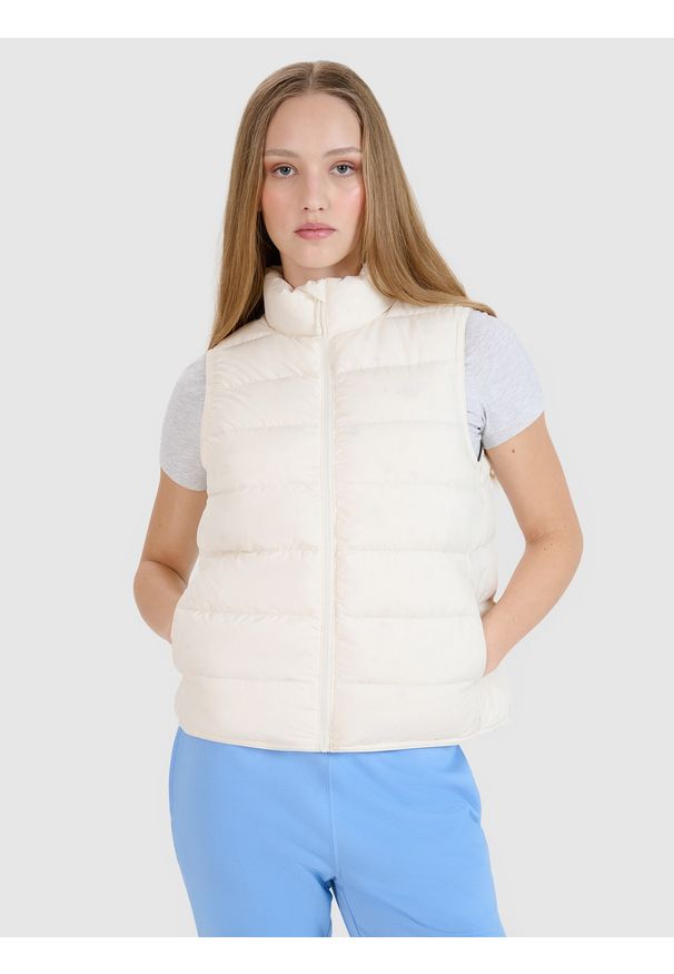 4f - 4F Bezrękawnik puchowy z wypełnieniem naturalnym damski - biały S. Okazja: na co dzień. Typ kołnierza: kołnierzyk stójkowy. Kolor: biały. Długość: krótkie. Wzór: gładki. Materiał: puch. Długość rękawa: bez rękawów. Sezon: zima. Styl: casual, klasyczny, sportowy