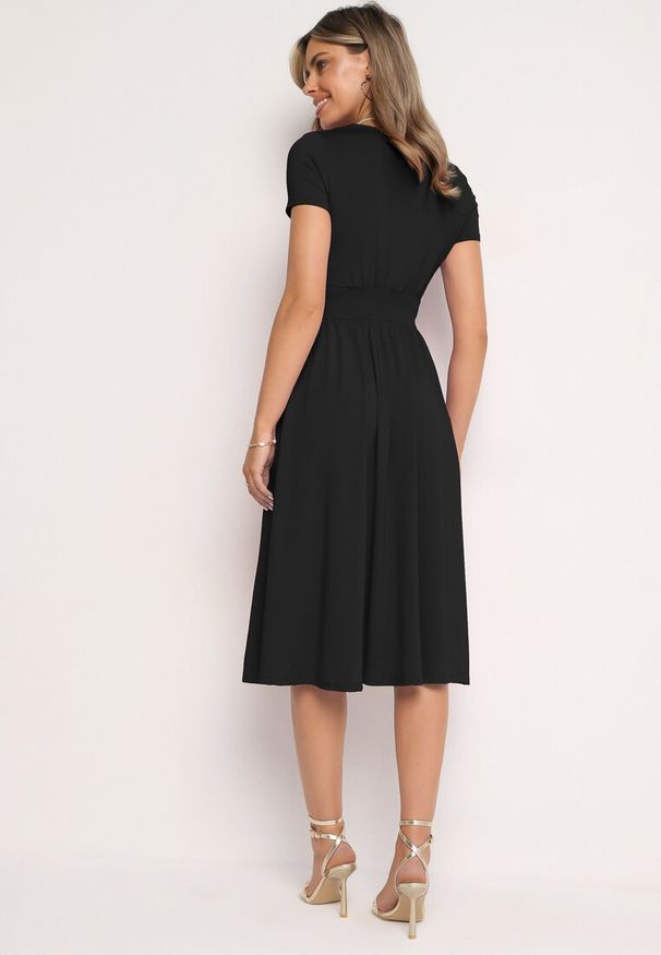 Born2be - Czarna Taliowana Sukienka z Dekoltem na Zakładkę Quimadea. Okazja: na spotkanie biznesowe. Kolor: czarny. Materiał: materiał. Wzór: aplikacja. Styl: biznesowy, elegancki