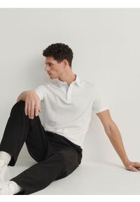 Reserved - Koszulka polo regular - biały. Typ kołnierza: polo. Kolor: biały. Materiał: bawełna, dzianina #1