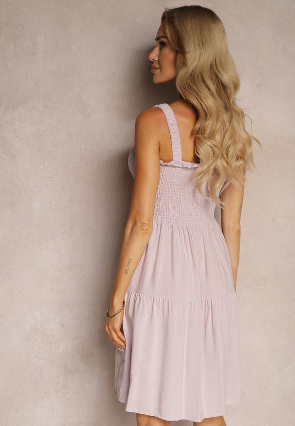 Renee - Ciemnoróżowa Sukienka na Ramiączkach z Falbanką i Gumką w Pasie Tiamare. Kolor: różowy. Długość rękawa: na ramiączkach