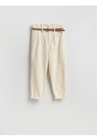 Reserved - Jeansy paperbag z paskiem - beżowy. Kolor: beżowy