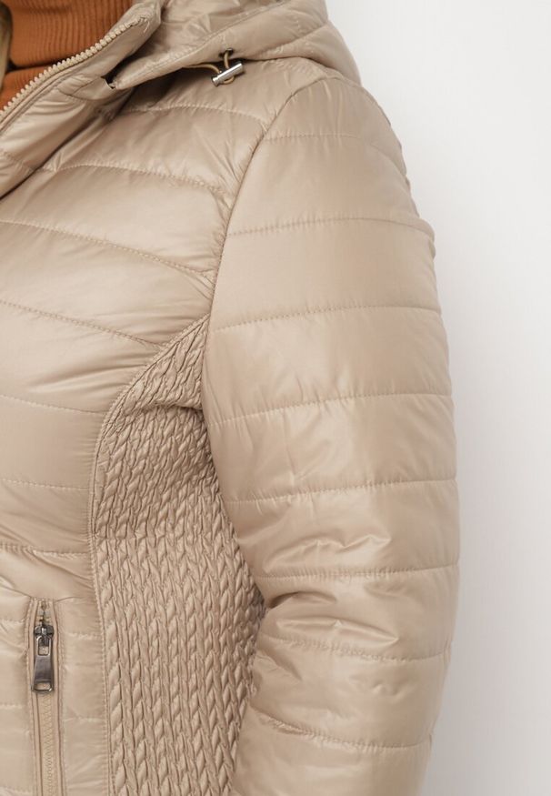 Born2be - Ciemnobeżowa Pikowana Kurtka z Opinanym Kapturem i Wstawkami z Gumek Terilinde. Okazja: na co dzień. Kolor: beżowy. Styl: casual, elegancki
